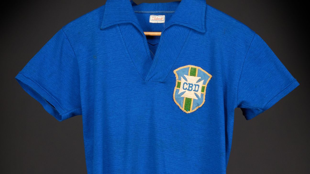 Pelé's 1958 World Cup final jersey sells for $4.9M...