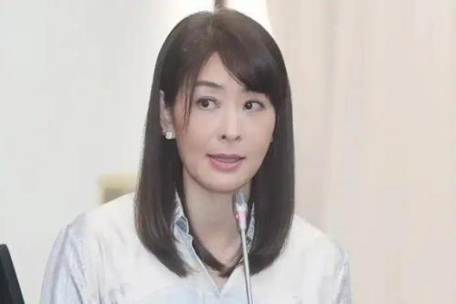中国载人飞船首次完成3.5小时径向交会对接