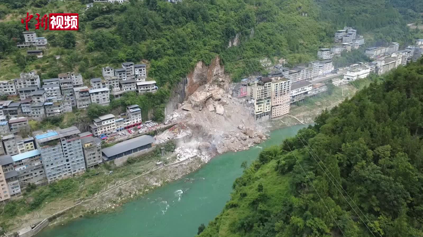 重庆彭水发生山体垮塌 记者现场直击：山体十分陡峭 大片石头滚落 各方正在紧急救援中