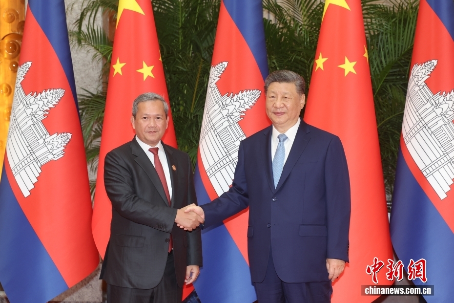 习近平会见柬埔寨首相洪玛奈