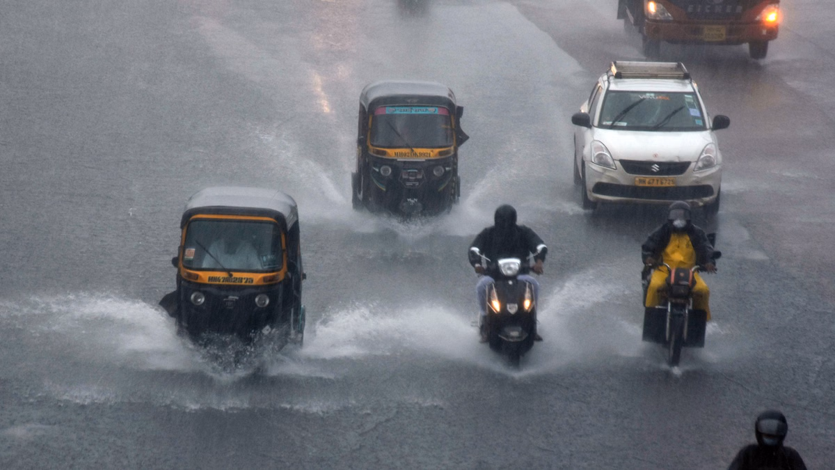 Weather: 15 राज्यों में भारी बारिश का अलर्ट, दिल्ली-एनसीआर में तेज हवाएं और आंधी की चेतावनी
