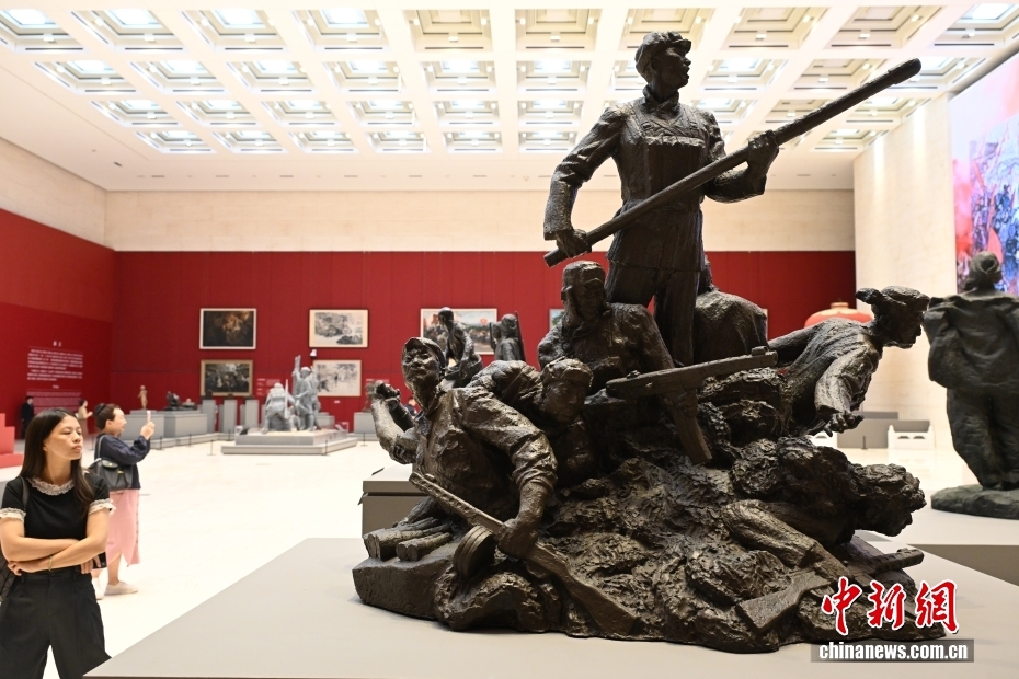 “人民·丰碑——中国国家博物馆馆藏经典美术作品展”正在北京展出