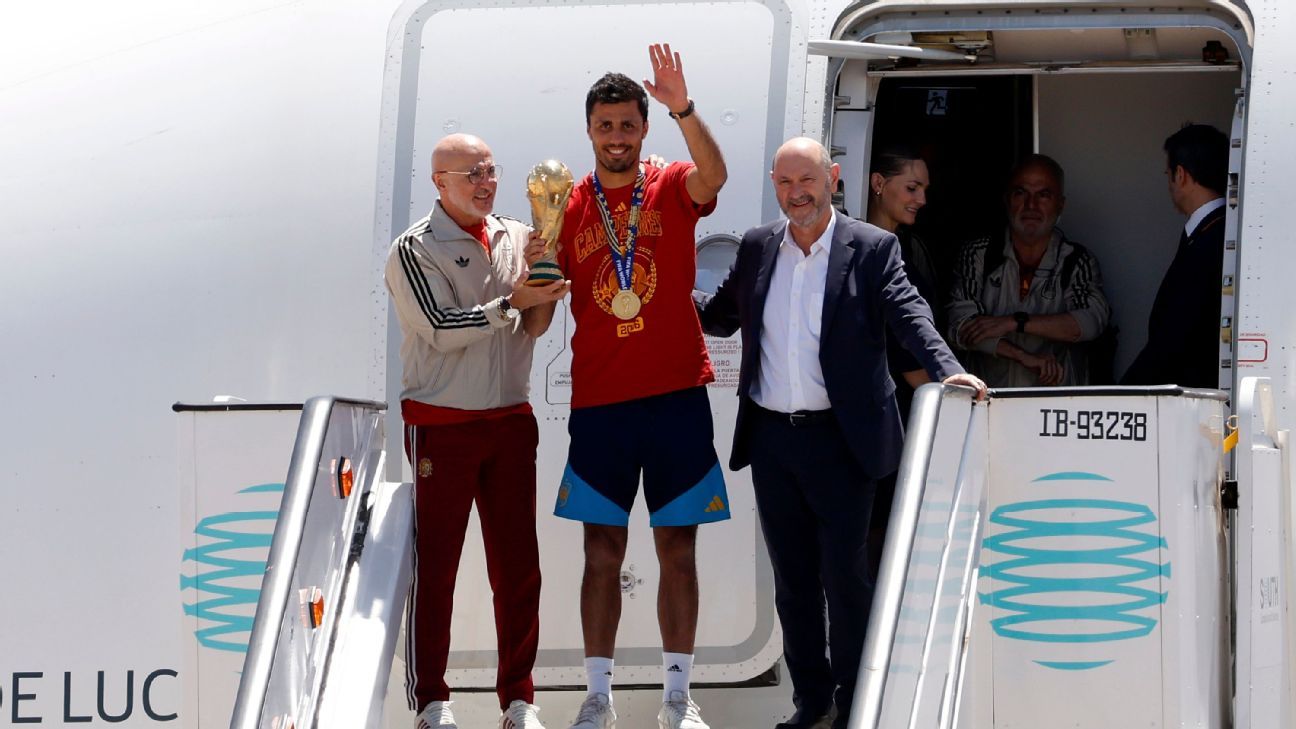 Spain World Cup champions return home for parade