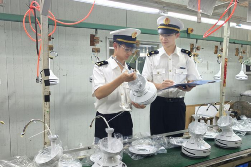在香港专访作家冯唐：人生不过诗酒茶，不拜名利醉书华