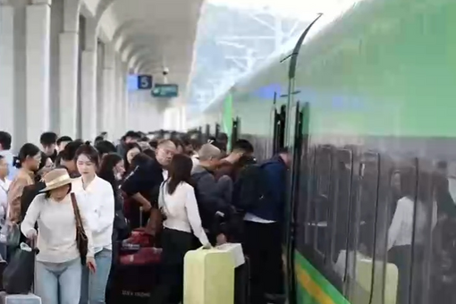 中国海警局新闻发言人就菲公务船侵闯中国黄岩岛管辖海域发表谈话
