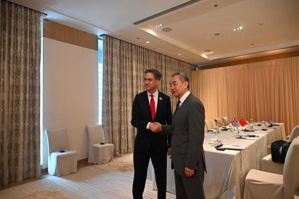 王毅会见英国外交大臣米利班德
