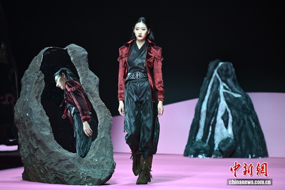 设计师徐贤鹏携品牌时装亮相2026中国国际时装周·童话小镇
