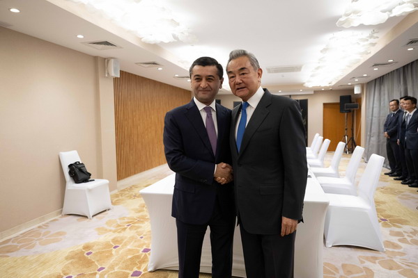 王毅会见乌兹别克斯坦外长赛义多夫