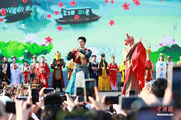 中戏毕业15年后，他在长春市动植物公园演NPC“二郎神”