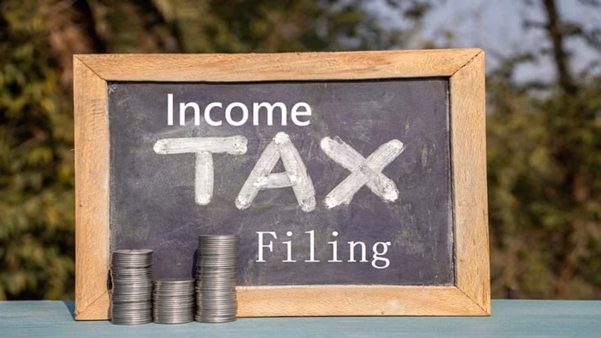Income Tax Return: ITR भरते समय भूलकर भी न करें ये 5 गलतियां, वरना घर पहुंच सकता है इनकम टैक्स नोटिस