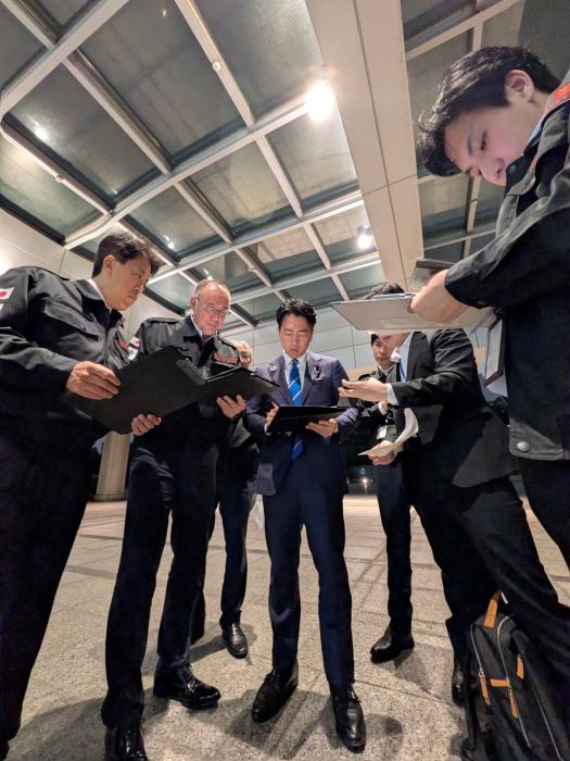 高市早苗、小泉进次郎“救灾宣传照”翻车 日本网民批其作秀